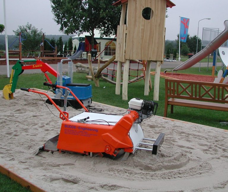 Sandreiniger BC1000 für den perfekte Spielsand. Sandreiniger BC1000 auf einem Spielplatz. Bereit für die Sandreinigung.