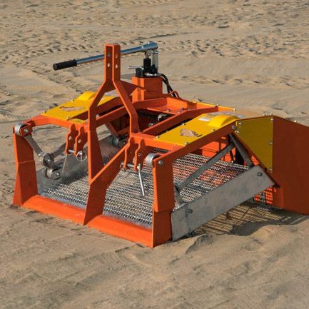 Sandreiniger BC1200 für Klein Traktoren. Für Kommunen, Beachvolle , Reitplätze, Sportanlagen und Golfbunker auf dem Golfplatz. Sandreiniger BC1200. Die Sandreinigungsmaschine für Kommunal Traktoren.