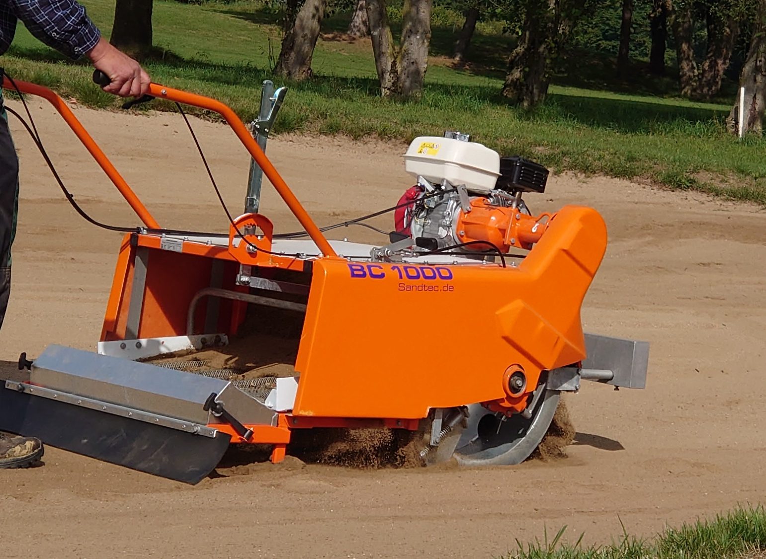 Sandbunker reinigung auf dem Golfplatz mit dem Sandreiniger BC1000 Sandreiniger BC1000 bei der der Sandreinigung des Sandbunkers auf dem Golfplatz.